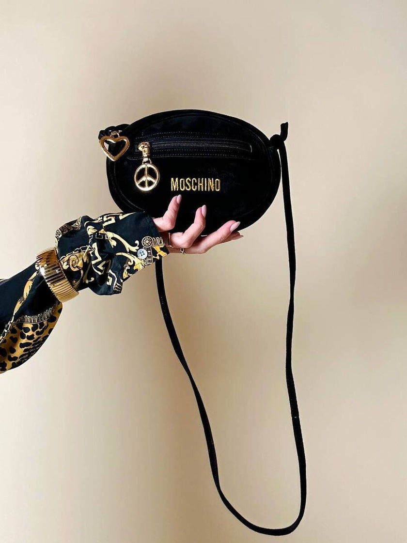 Sac bandoulière en suède noir avec charms dorés « Moschino »