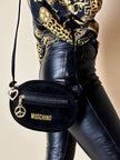 Sac bandoulière en suède noir avec charms dorés « Moschino »