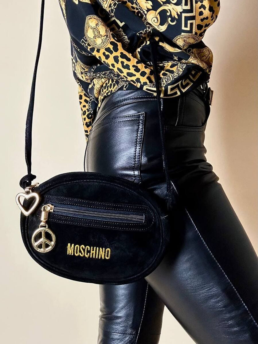 Sac bandoulière en suède noir avec charms dorés « Moschino »