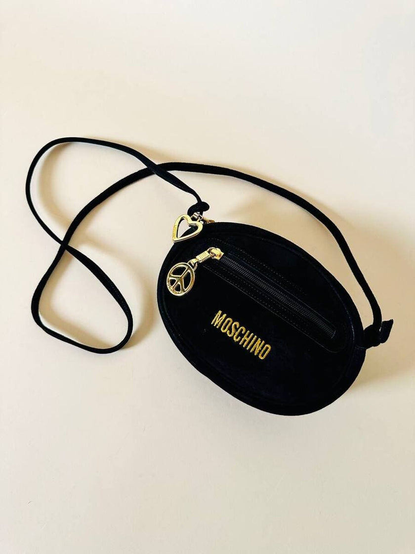 Sac bandoulière en suède noir avec charms dorés « Moschino »