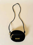 Sac bandoulière en suède noir avec charms dorés « Moschino »