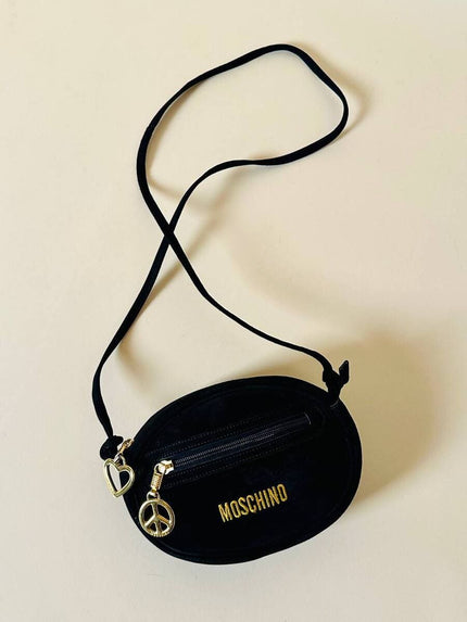 Bandoulière in suede nero con charms oro “Moschino”