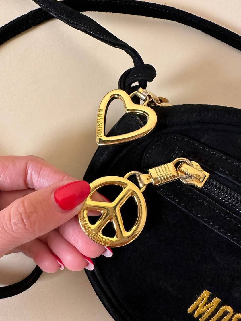 Sac bandoulière en suède noir avec charms dorés « Moschino »