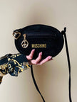 Sac bandoulière en suède noir avec charms dorés « Moschino »