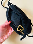 Sac bandoulière en suède noir avec charms dorés « Moschino »