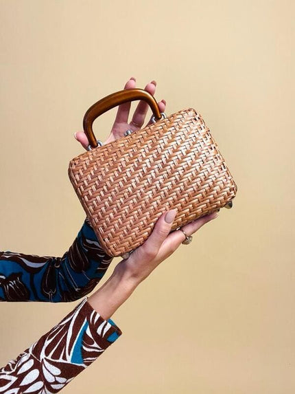 Borsa rigida in paglia con chiusura in metallo argentato e manico in plastica
