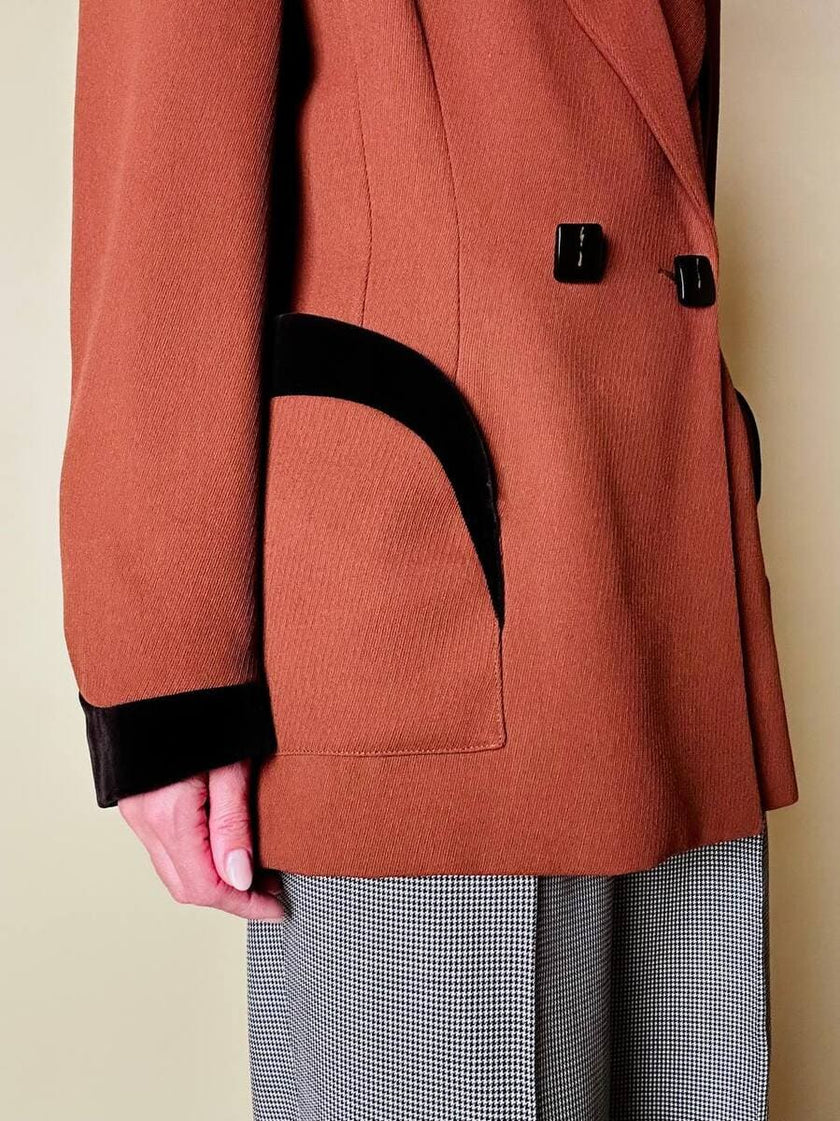 Blazer doppiopetto in lana color ruggine con riporti in velluto cacao Mila Schön