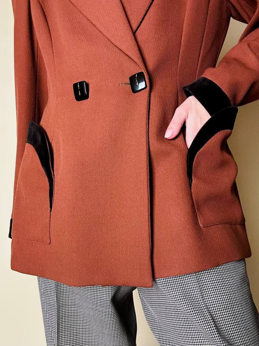 Blazer doppiopetto in lana color ruggine con riporti in velluto cacao Mila Schön