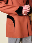 Blazer doppiopetto in lana color ruggine con riporti in velluto cacao Mila Schön