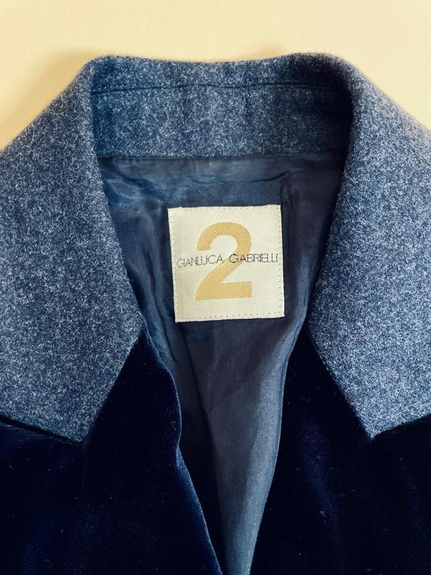 Blazer aristocratico in lana mélange e velluto blu di Prussia con bottoni gioiello “Gianluca Gabrielli”