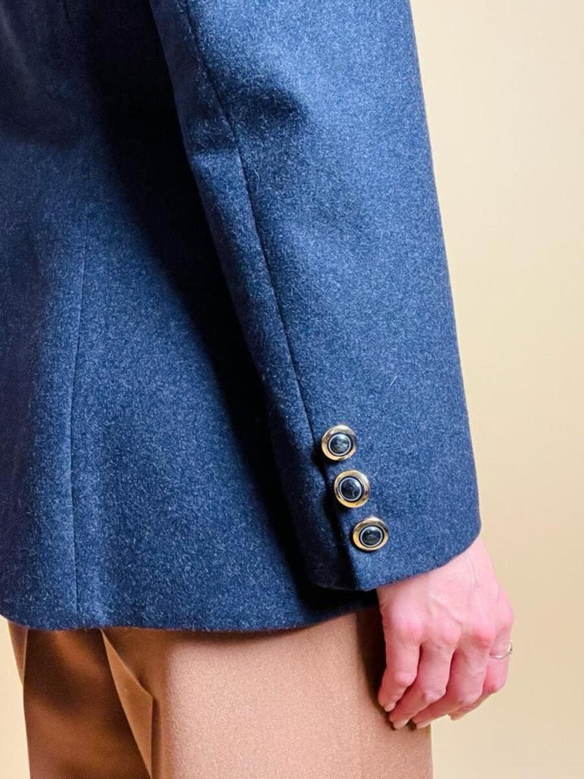 Blazer aristocratico in lana mélange e velluto blu di Prussia con bottoni gioiello “Gianluca Gabrielli”