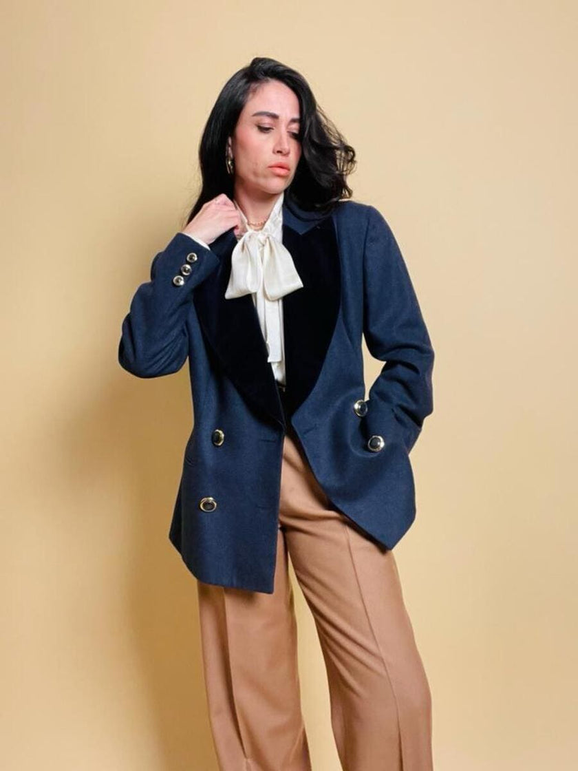 Blazer aristocratico in lana mélange e velluto blu di Prussia con bottoni gioiello “Gianluca Gabrielli”