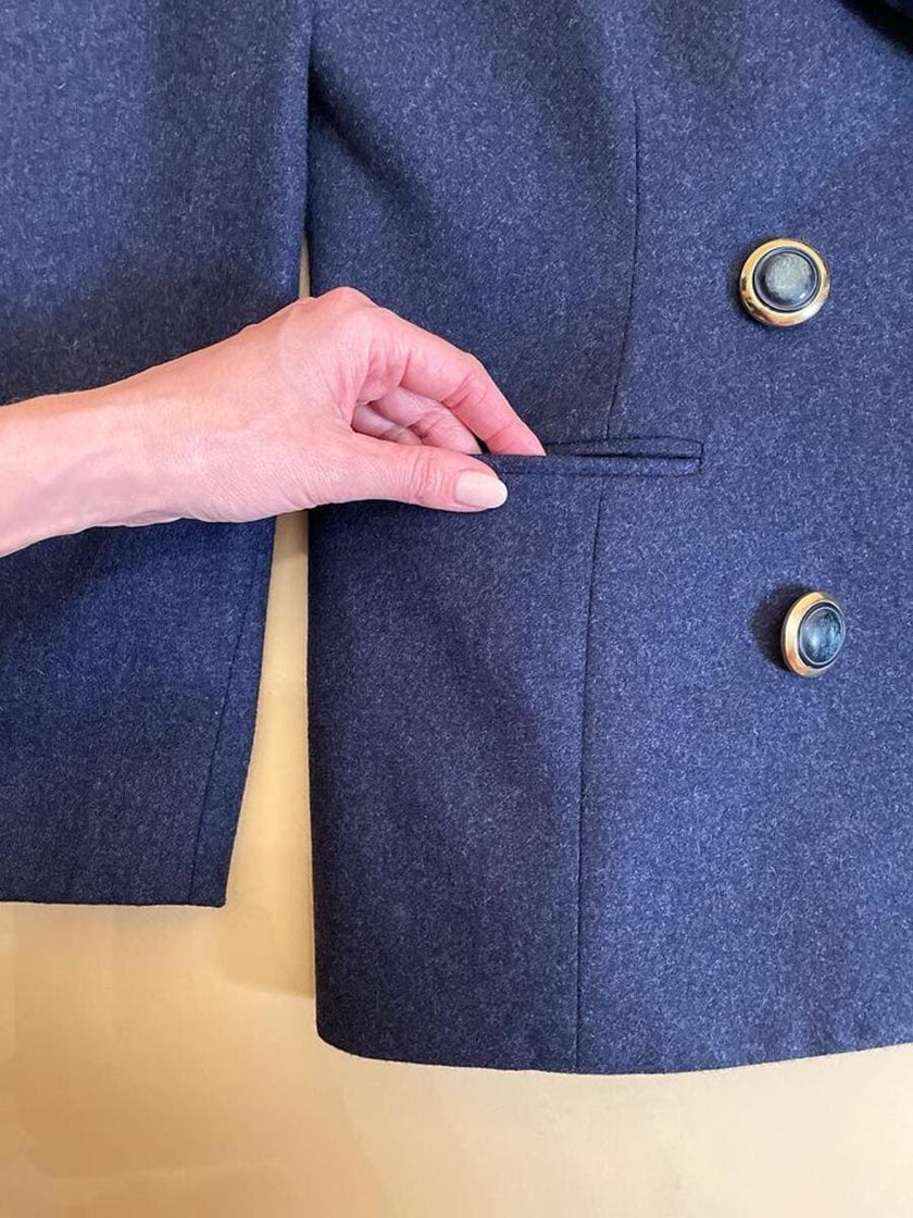 Blazer aristocratico in lana mélange e velluto blu di Prussia con bottoni gioiello “Gianluca Gabrielli”
