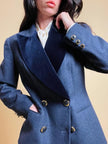 Blazer aristocratico in lana mélange e velluto blu di Prussia con bottoni gioiello “Gianluca Gabrielli”