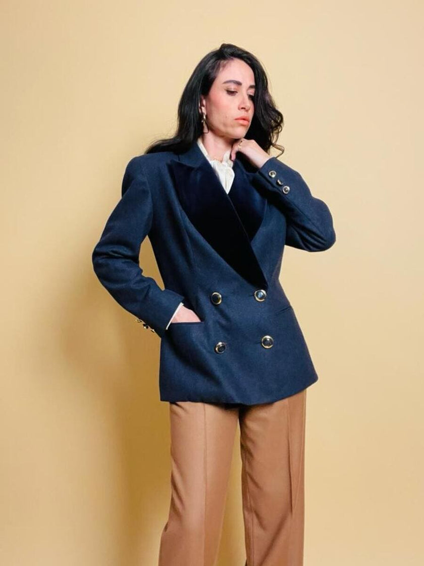 Blazer aristocratico in lana mélange e velluto blu di Prussia con bottoni gioiello “Gianluca Gabrielli”