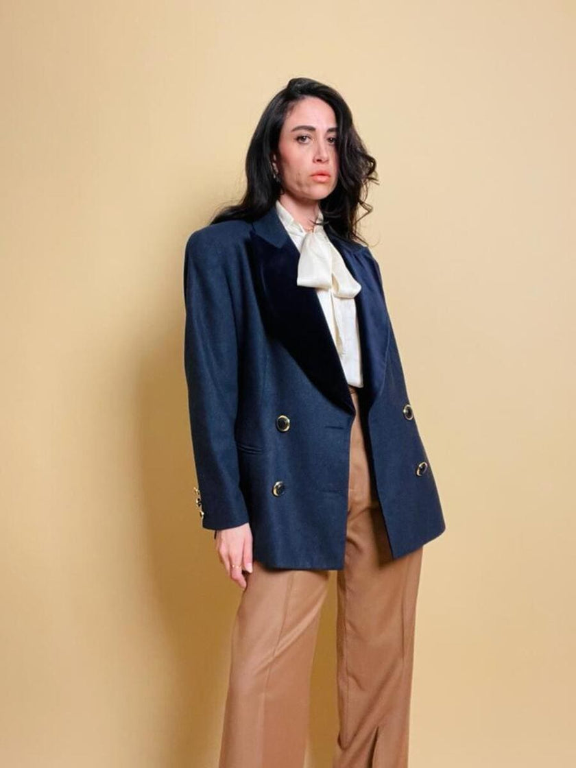 Blazer aristocratico in lana mélange e velluto blu di Prussia con bottoni gioiello “Gianluca Gabrielli”