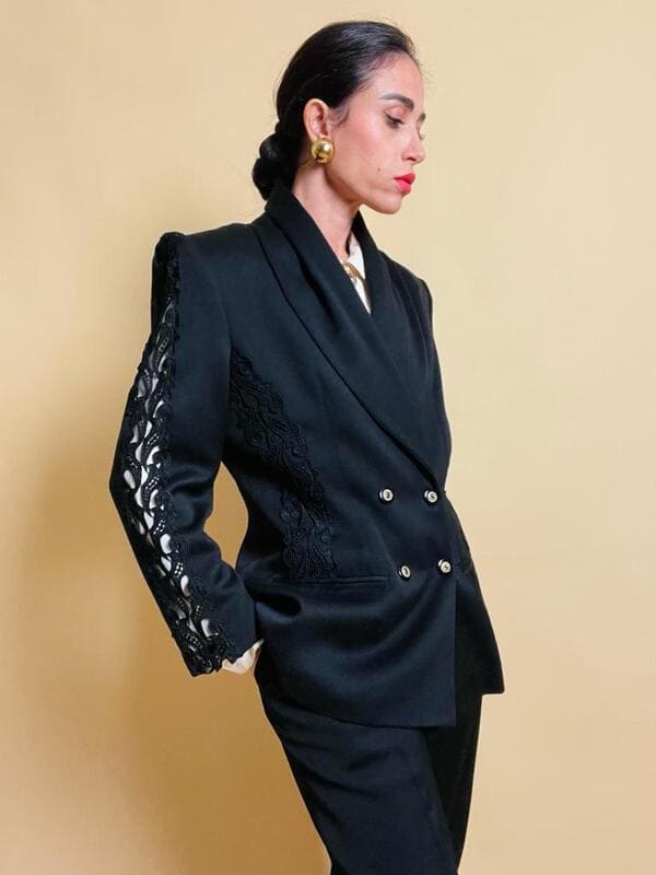 Blazer nero con inserti di pizzo macramè 