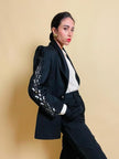 Blazer nero con inserti di pizzo macramè 