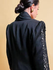 Blazer nero con inserti di pizzo macramè 