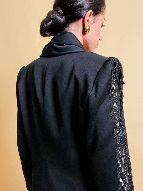 Blazer nero con inserti di pizzo macramè 