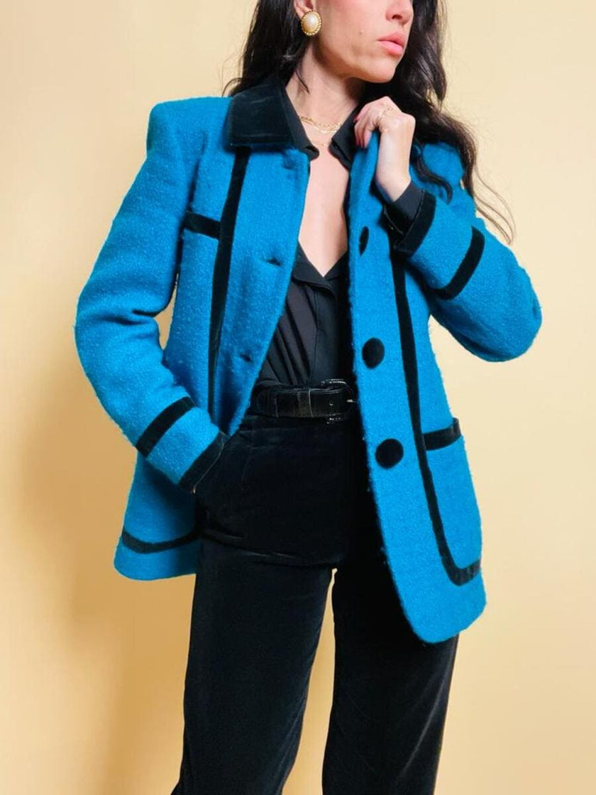 Blazer in lana e mohair ciano con riporti di velluto nero 