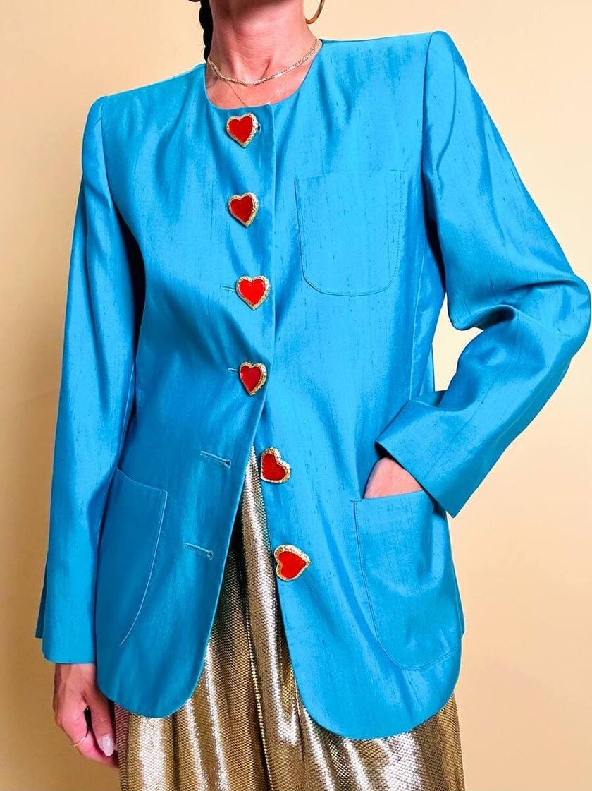 Blazer in shantung turchese con bottoni rossi a forma di cuore 