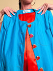 Blazer in shantung turchese con bottoni rossi a forma di cuore 