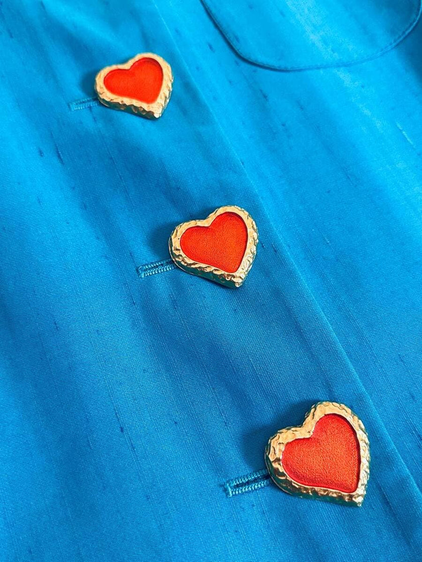 Blazer in shantung turchese con bottoni rossi a forma di cuore 