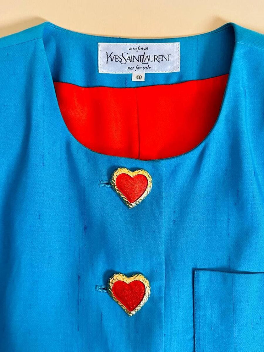 Blazer in shantung turchese con bottoni rossi a forma di cuore 