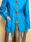 Blazer in shantung turchese con bottoni rossi a forma di cuore 