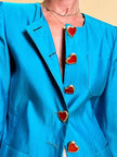 Blazer in shantung turchese con bottoni rossi a forma di cuore 