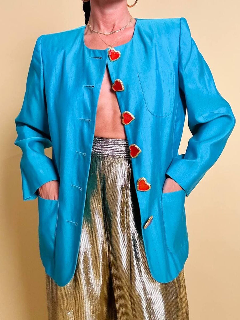 Blazer in shantung turchese con bottoni rossi a forma di cuore 
