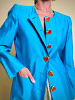 Blazer in shantung turchese con bottoni rossi a forma di cuore 
