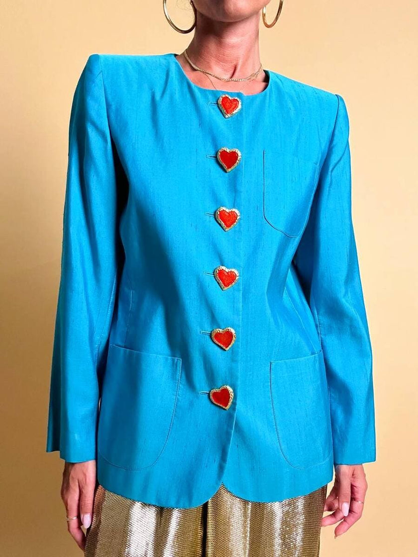 Blazer in shantung turchese con bottoni rossi a forma di cuore 