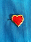 Blazer in shantung turchese con bottoni rossi a forma di cuore 