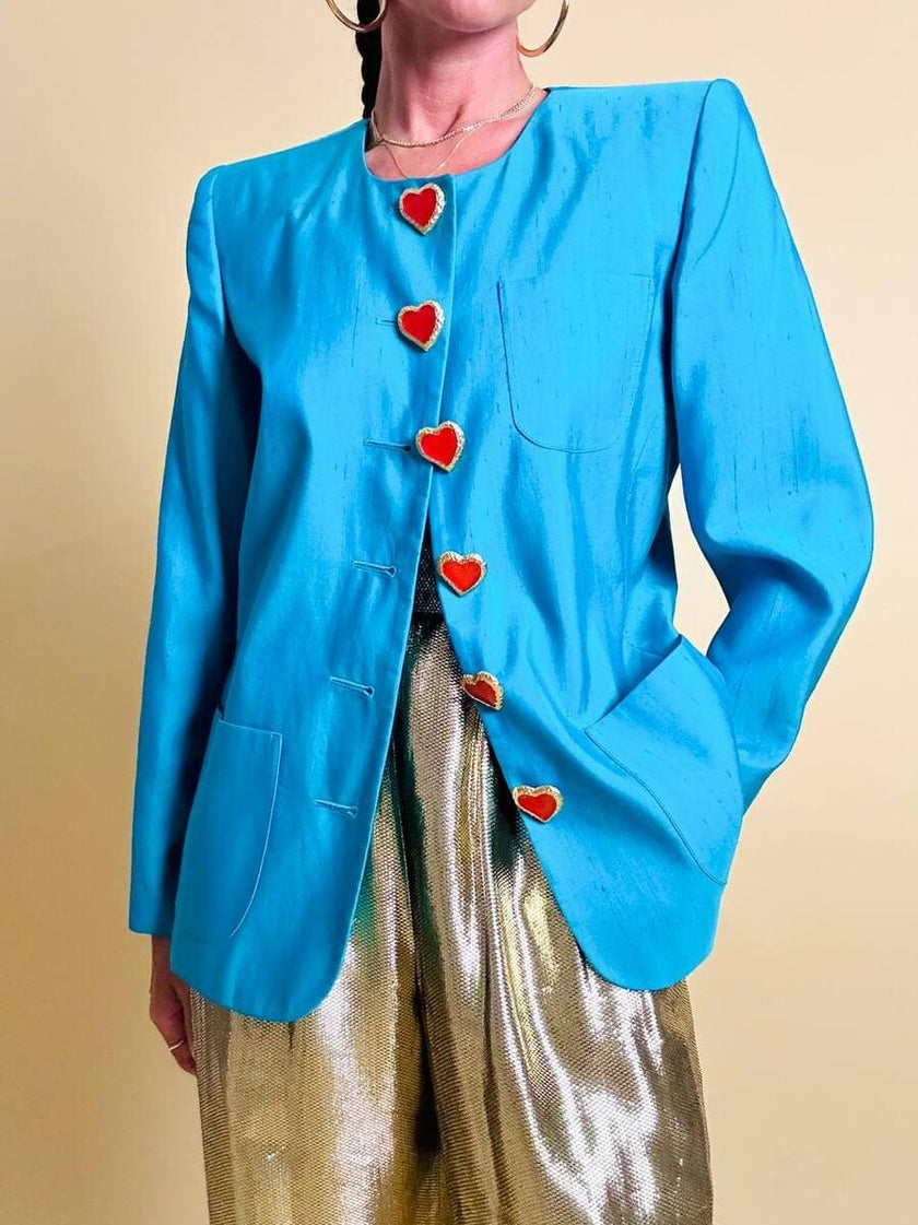 Blazer in shantung turchese con bottoni rossi a forma di cuore 