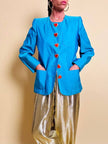 Blazer in shantung turchese con bottoni rossi a forma di cuore 