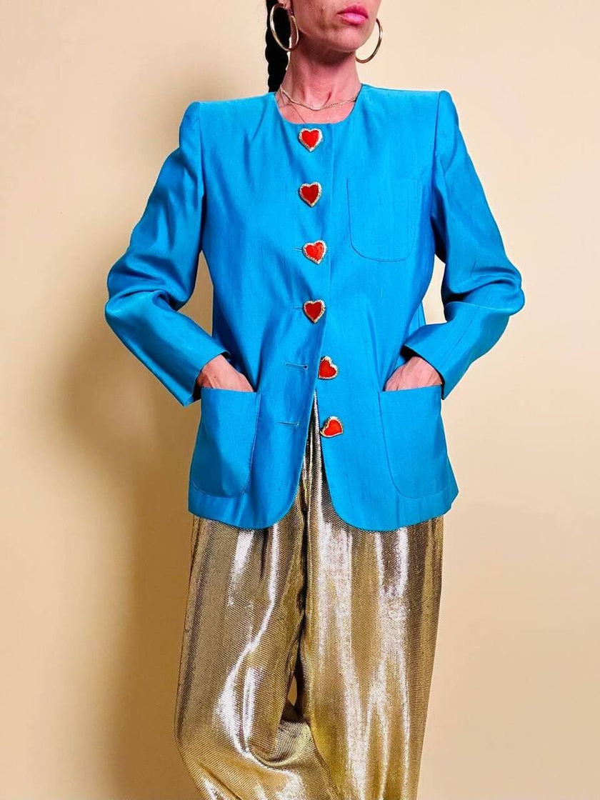 Blazer in shantung turchese con bottoni rossi a forma di cuore 
