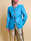 Blazer in shantung turchese con bottoni rossi a forma di cuore 