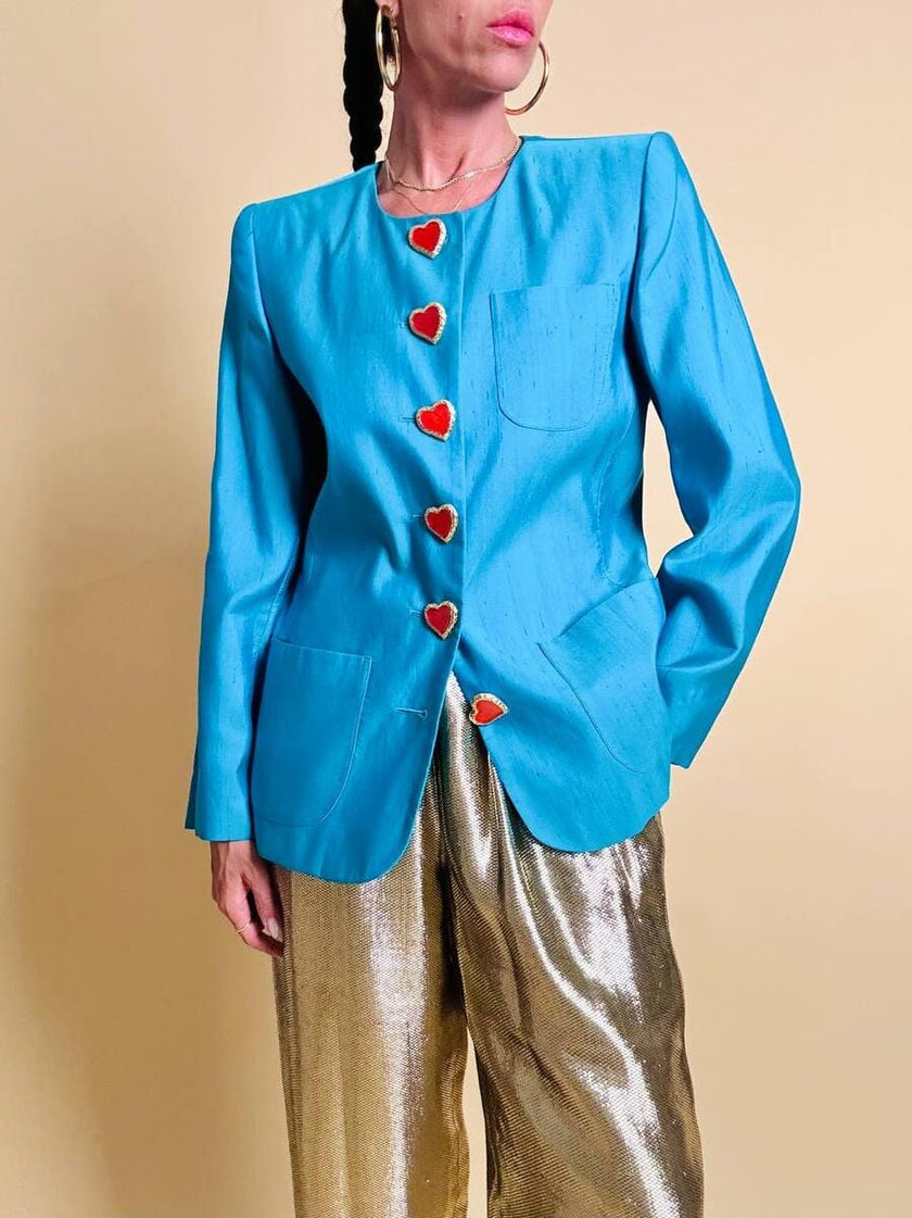 Blazer in shantung turchese con bottoni rossi a forma di cuore 