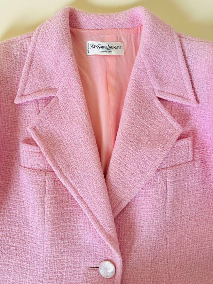 Blazer rosa con bottone gioiello in madreperla “Yves Saint Laurent”
