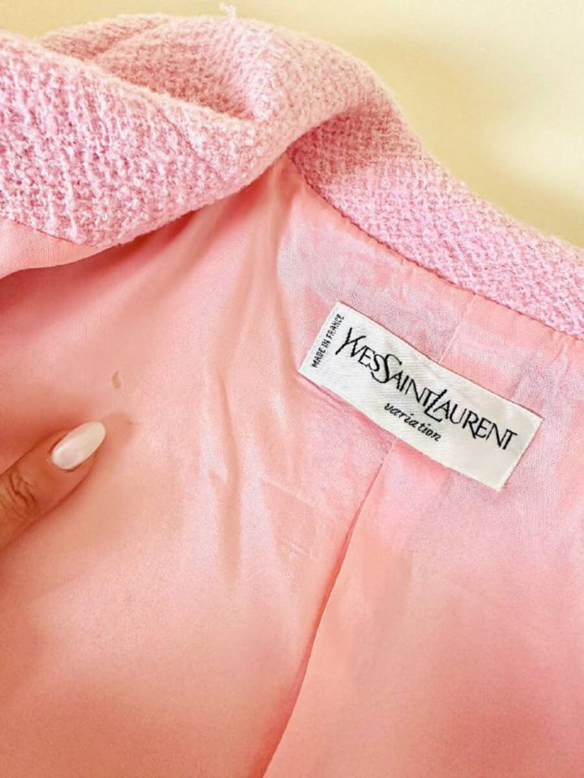 Blazer rosa con bottone gioiello in madreperla “Yves Saint Laurent”