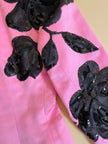 Blazer rosa con maxi fiori in paillettes nere 