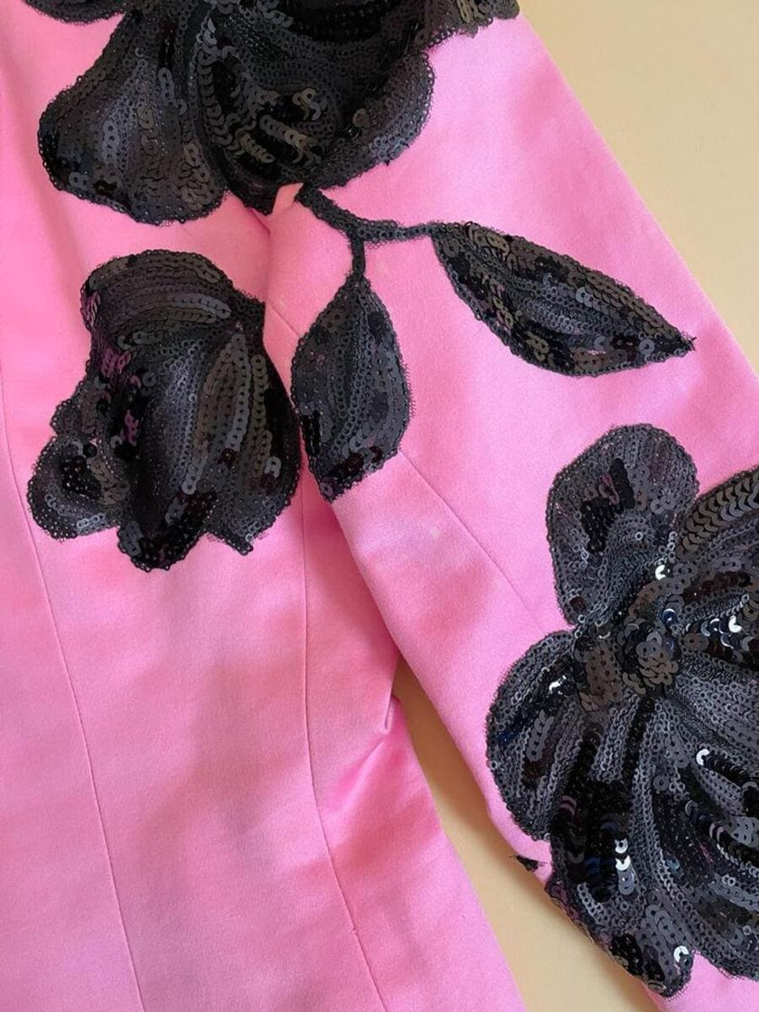 Blazer rosa con maxi fiori in paillettes nere 