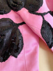 Blazer rosa con maxi fiori in paillettes nere 