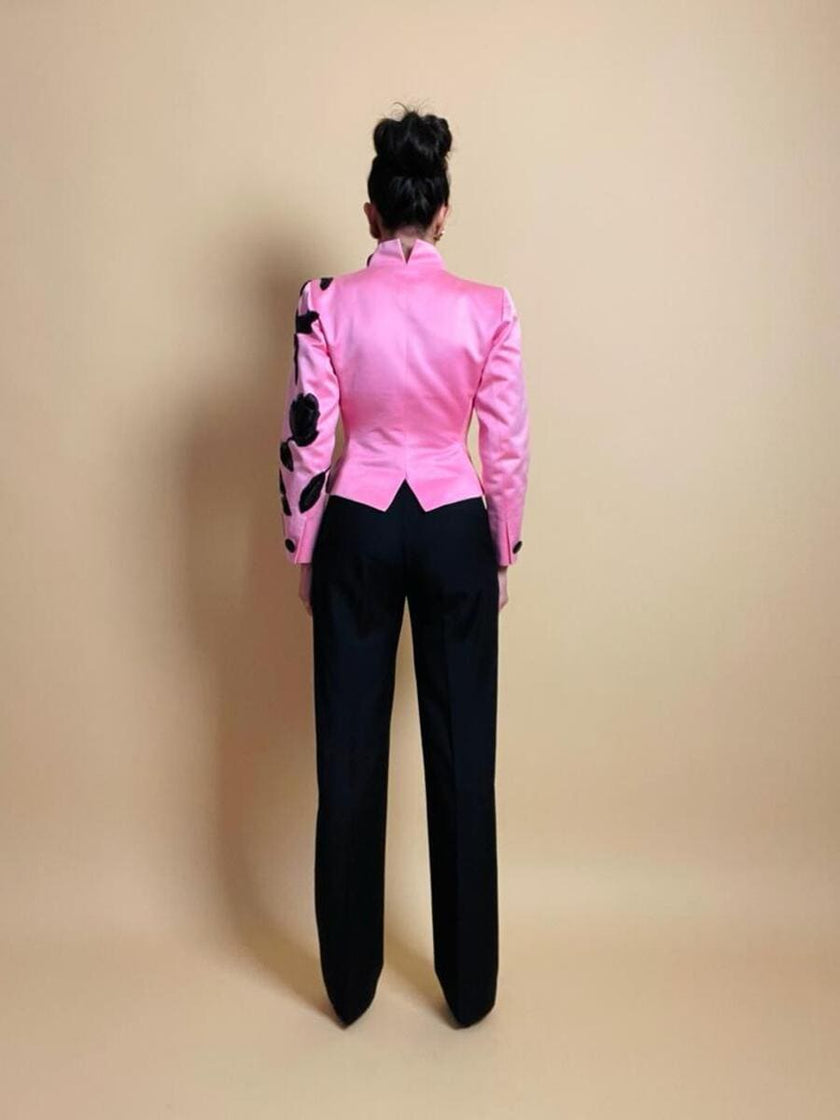 Blazer rosa con maxi fiori in paillettes nere 