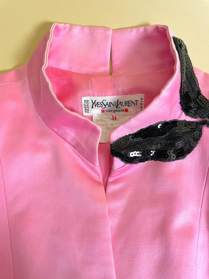 Blazer rosa con maxi fiori in paillettes nere 