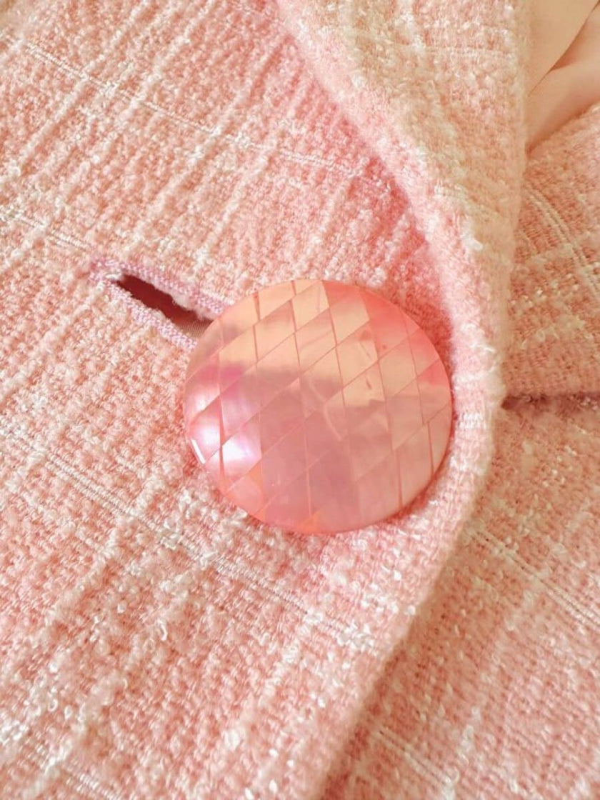 Blazer rosa con maxi bottoni intarsiati di madreperla “Gai Mattiolo Couture”
