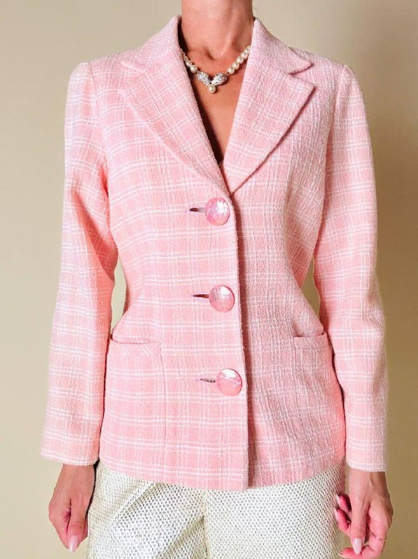 Blazer rosa con maxi bottoni intarsiati di madreperla “Gai Mattiolo Couture”