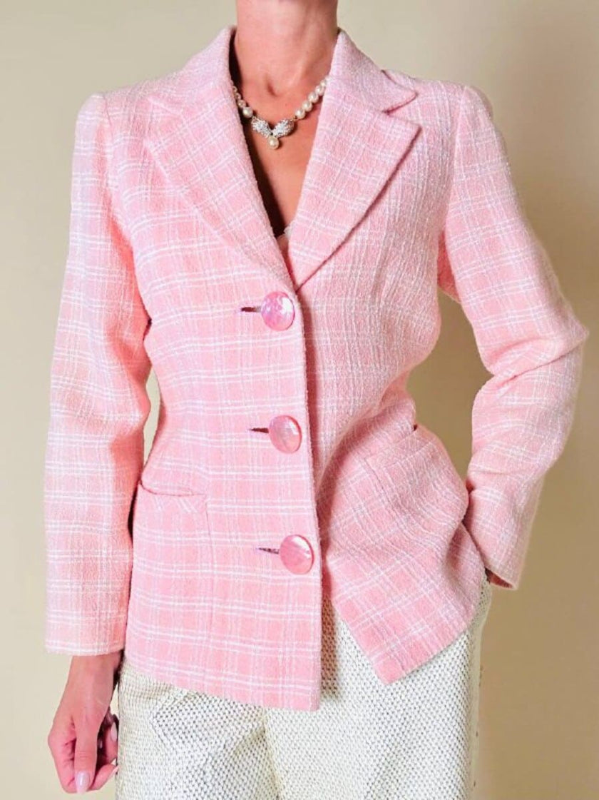 Blazer rosa con maxi bottoni intarsiati di madreperla “Gai Mattiolo Couture”